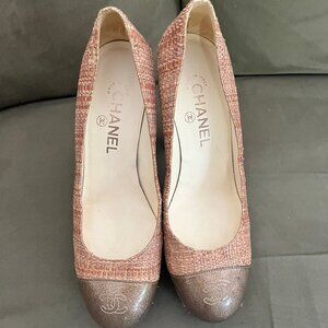 Chanel CC Logo Brown Raffia and Patent Leather Pumps, Size 38 1/2